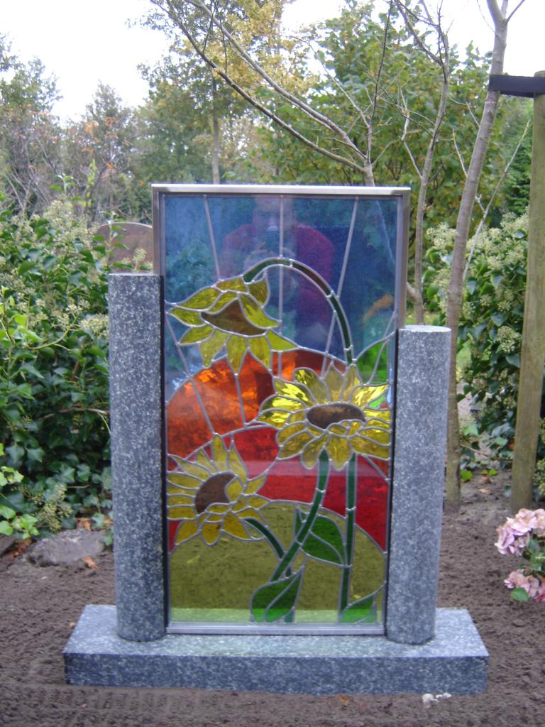 Grafsteen met graniet en glas in lood