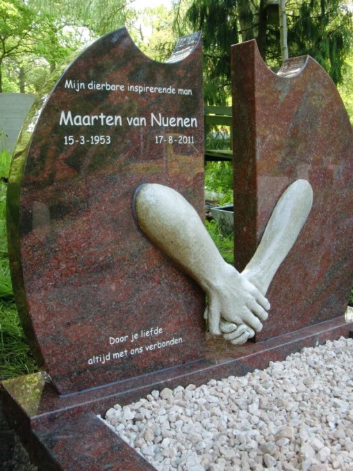 Grafmonument met vrije form uit twee delen met kunstwerk