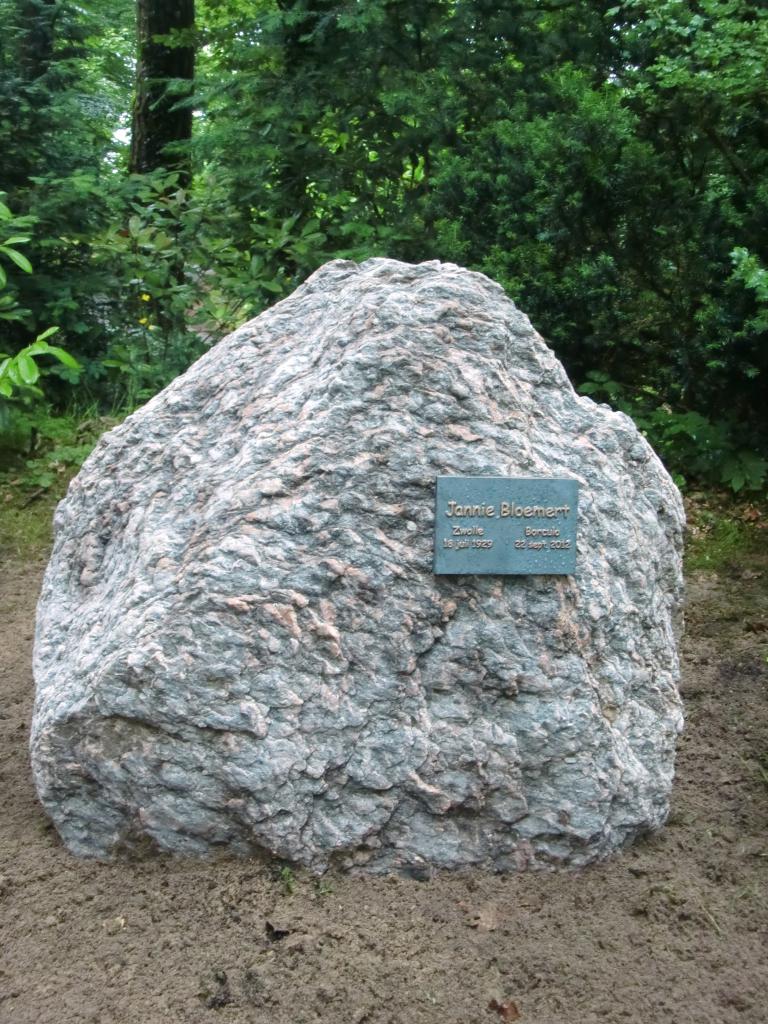 Ruwe Deense zwerfkei grafsteen