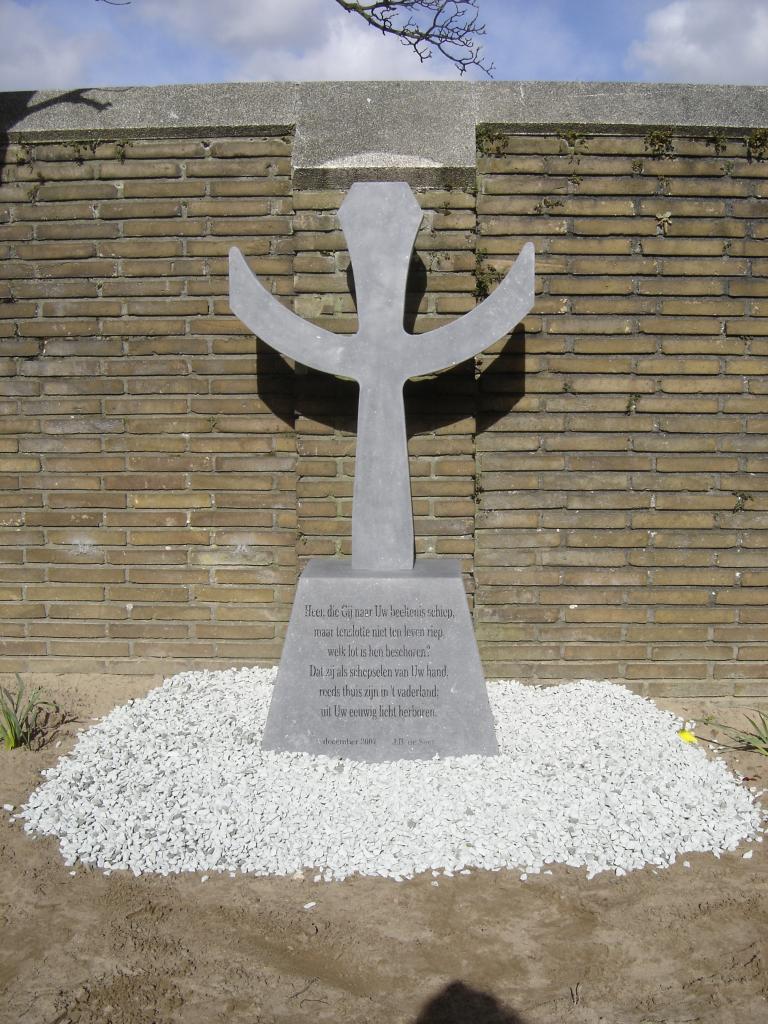 grafsteen staand kruis Belgisch hardsteen