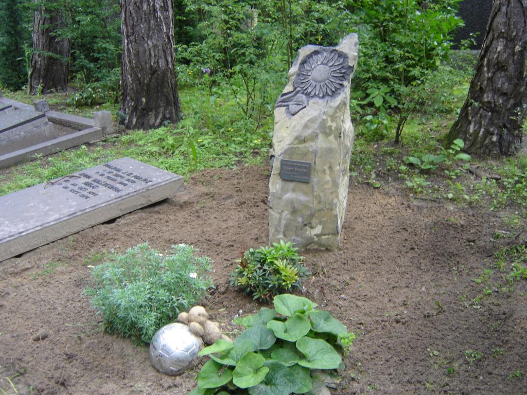 Basalt zuil met gehakte zonnebloem