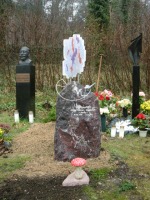 Grafmonument glas op ruwe steen