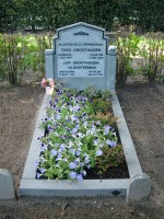 Grafmonument met verheven gezandstraalde letters